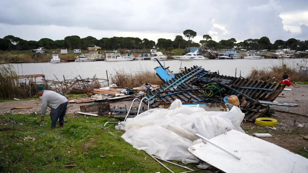 Antalya’da Hortum Dehşeti: İlçeler Savaş Alanına Döndü, Milyonluk Zarar Var! 3